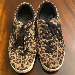 Tretron cheetah print shoes